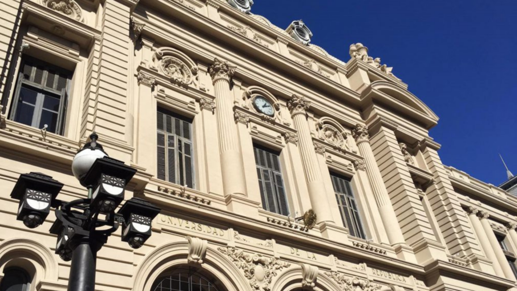 Fachada de la Universidad de la República.