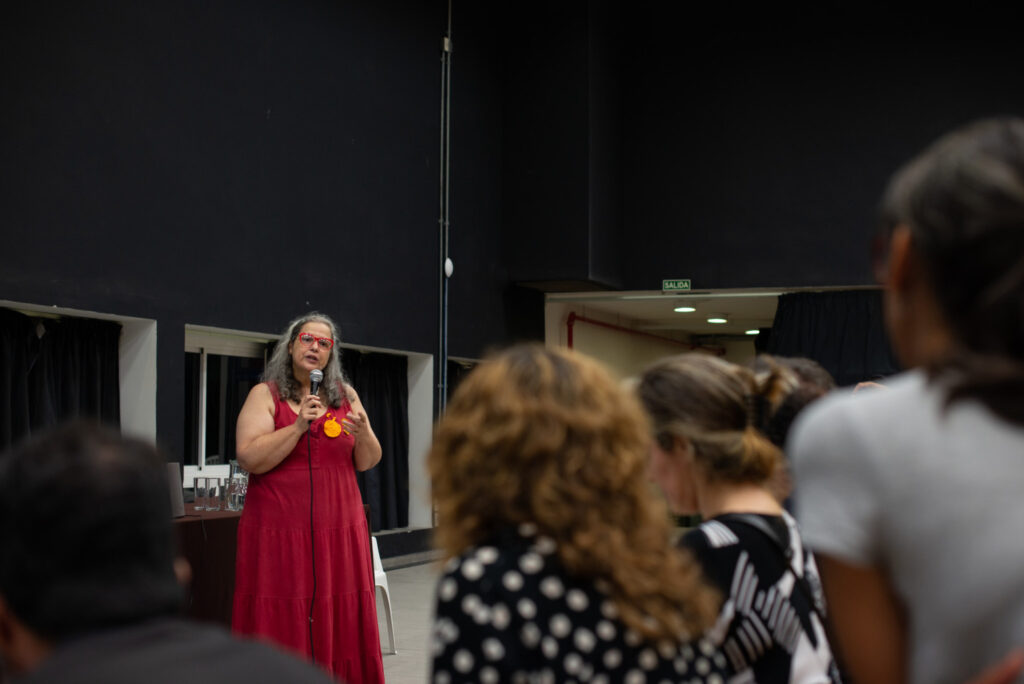 Imagen de Alice Fátima Martins durante su conferencia.