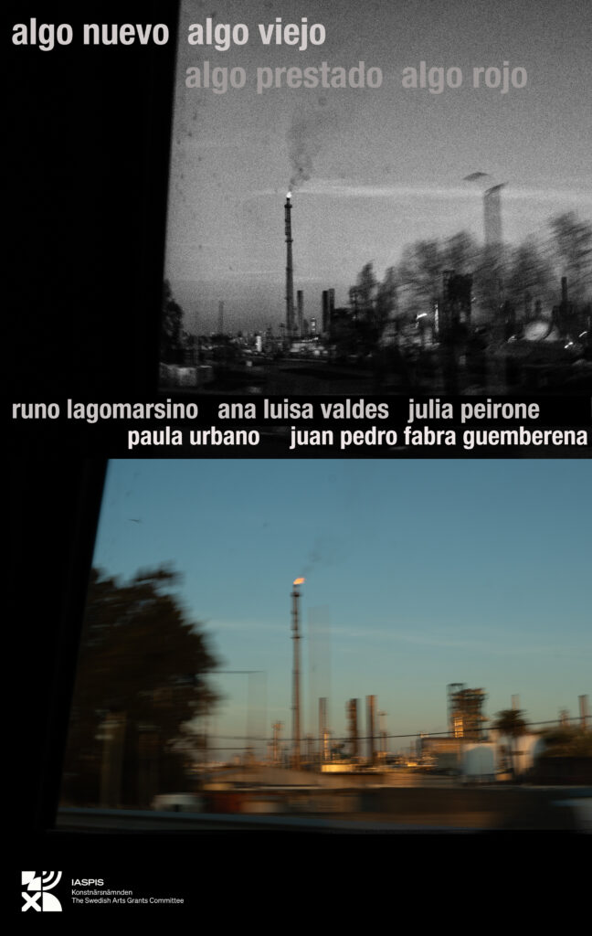 Afiche de muestra en fotografía blanco y negro en la parte superior y la misma imagen en color en la parte inferior de la imagen. Se ve el paisaje urbano de lo que parecen ser torres de refinería. 