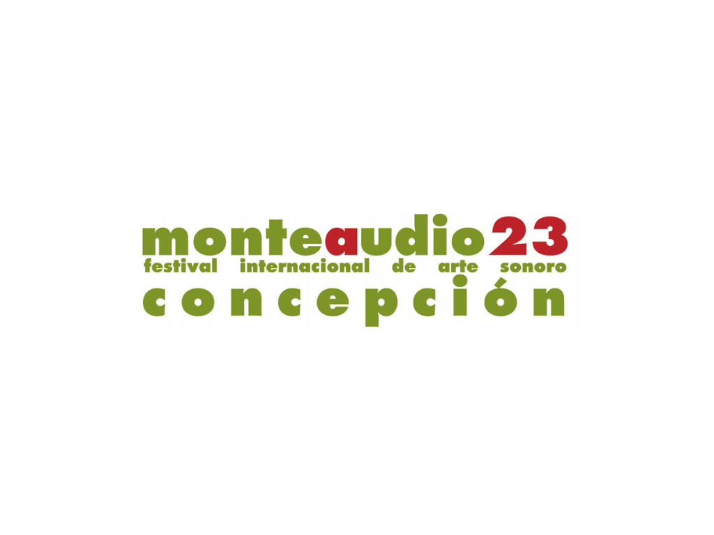 Sobre fondo blanco se ve la marca del Festival Monteaudio, en letras verde oliva y combinada con un tono rojizo se lee monteaudio 23. festival internacional de arte sonoro. Concepción