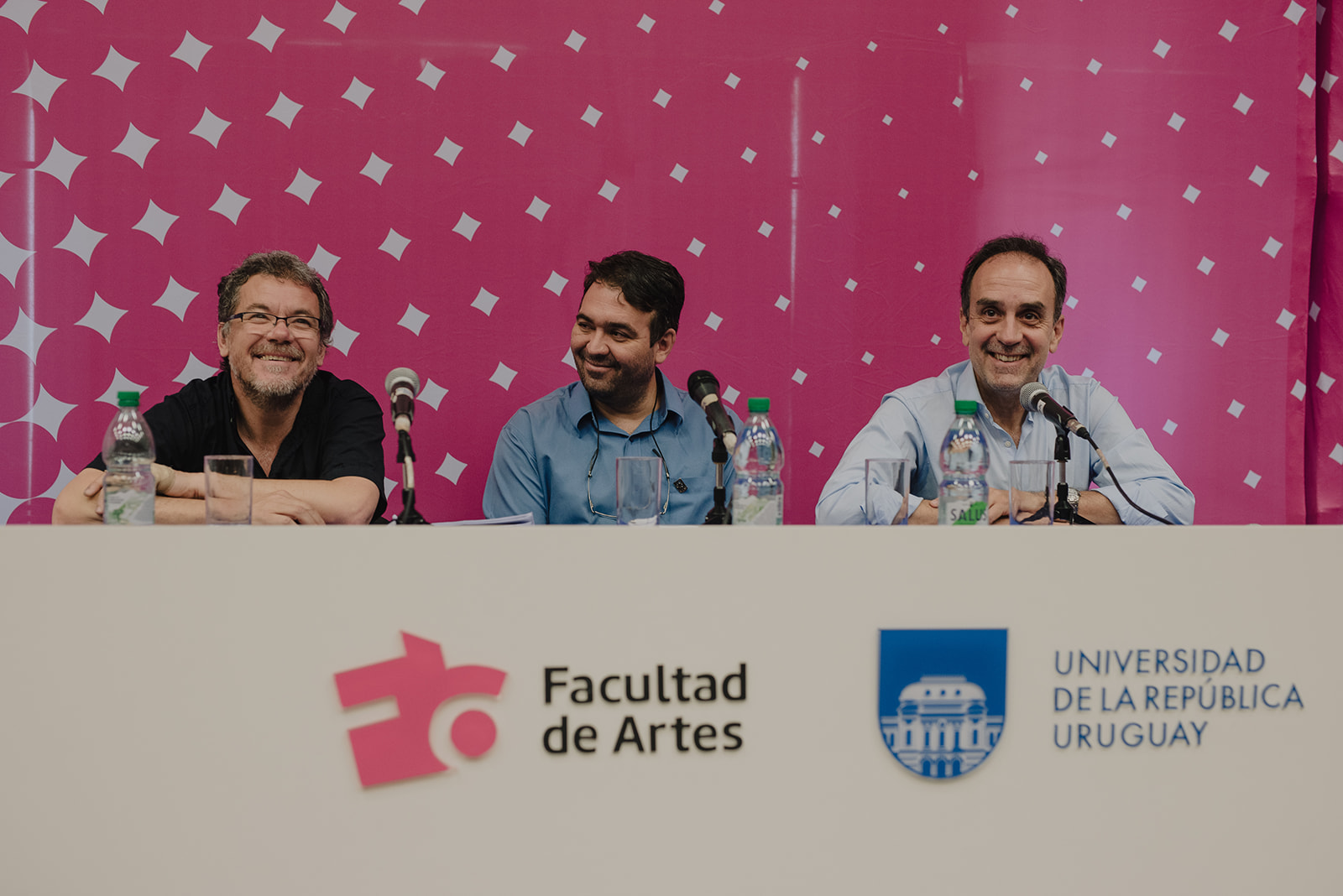 Imagen de la mesa de apertura del SIPACV6 con Gonzalo Vicci, Flávio Gomes de Oliveira y Fernando Miranda en la mesa de apertura. Fotografía: Federico López