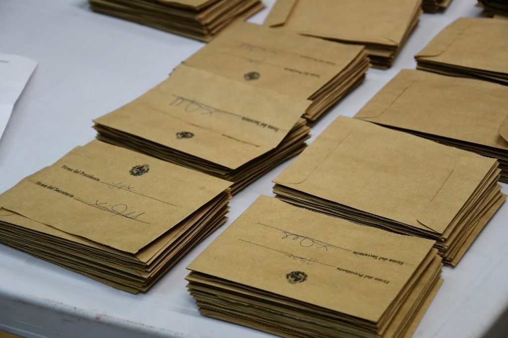 Fotografía donde se ven agrupados los sobres de los votos de las Elecciones Universitarias