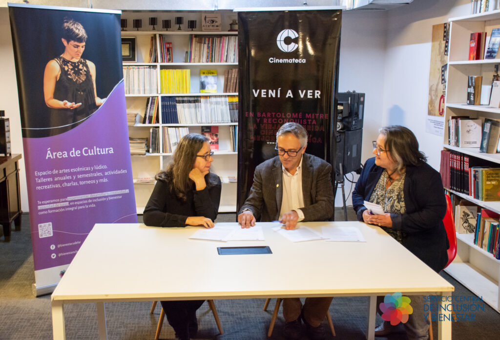 Fotografía del momento en que se firma el convenio entre la Universidad de la República y Cinemateca. Créditos de la fotografía: Servicio Central de Inclusión y Bienestar  