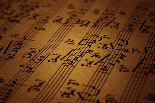 Imagen de pentagrama con notas musicales. Color sepia.