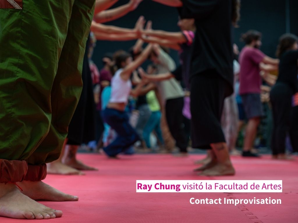 Fotografía del taller realizado por Ray Chung en la que se puede ver participantes parados frente a frente, con los brazos estirados y sus palmas haciendo contacto con las palmas de la persona que tienen enfrente.