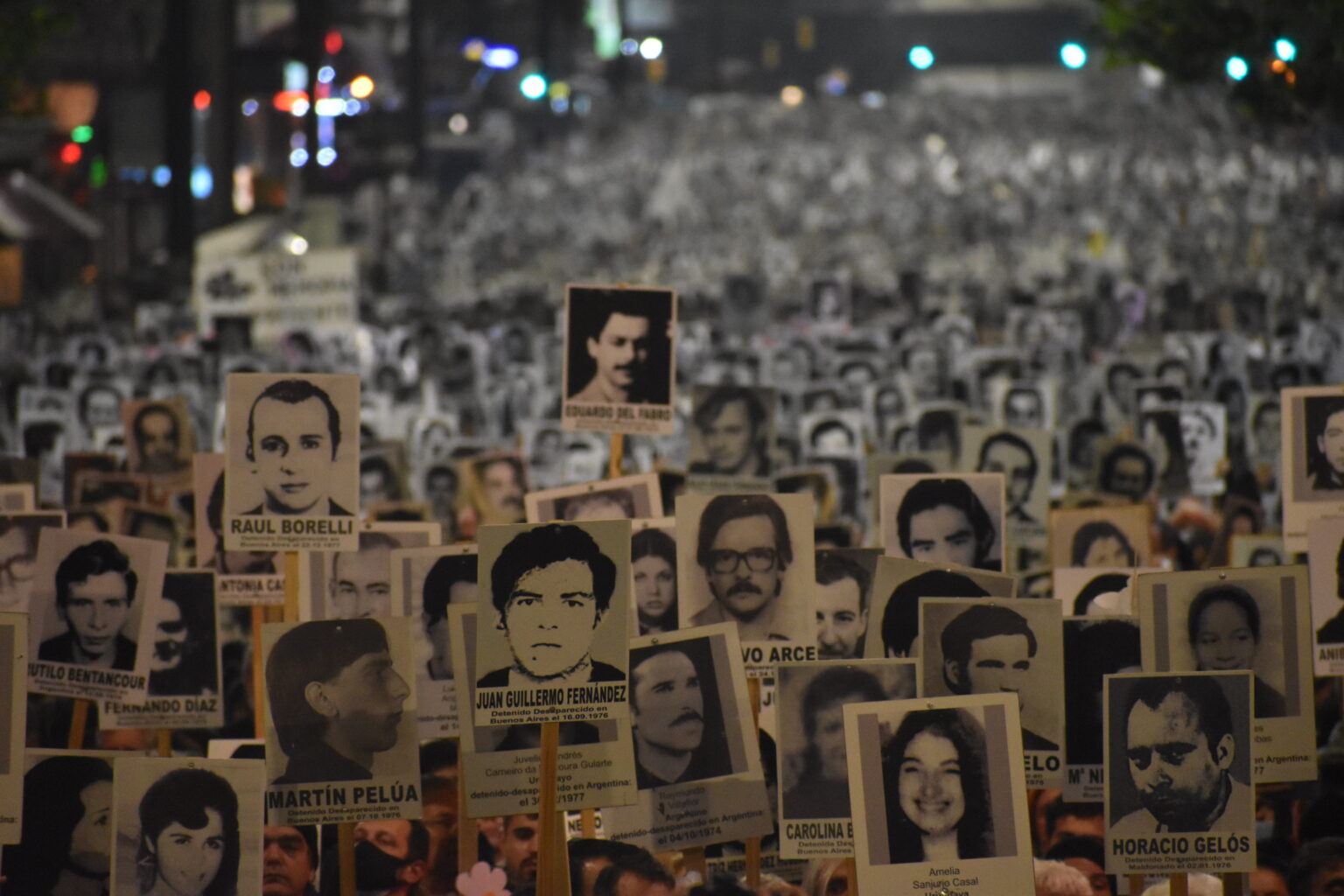 Fotografía de la Marcha del Silencio 20 de mayo de 2022. Donde se ven los carteles que llevan quienes realizan la marcha de las personas desaparecidas durante el terrorismo de Estado.
