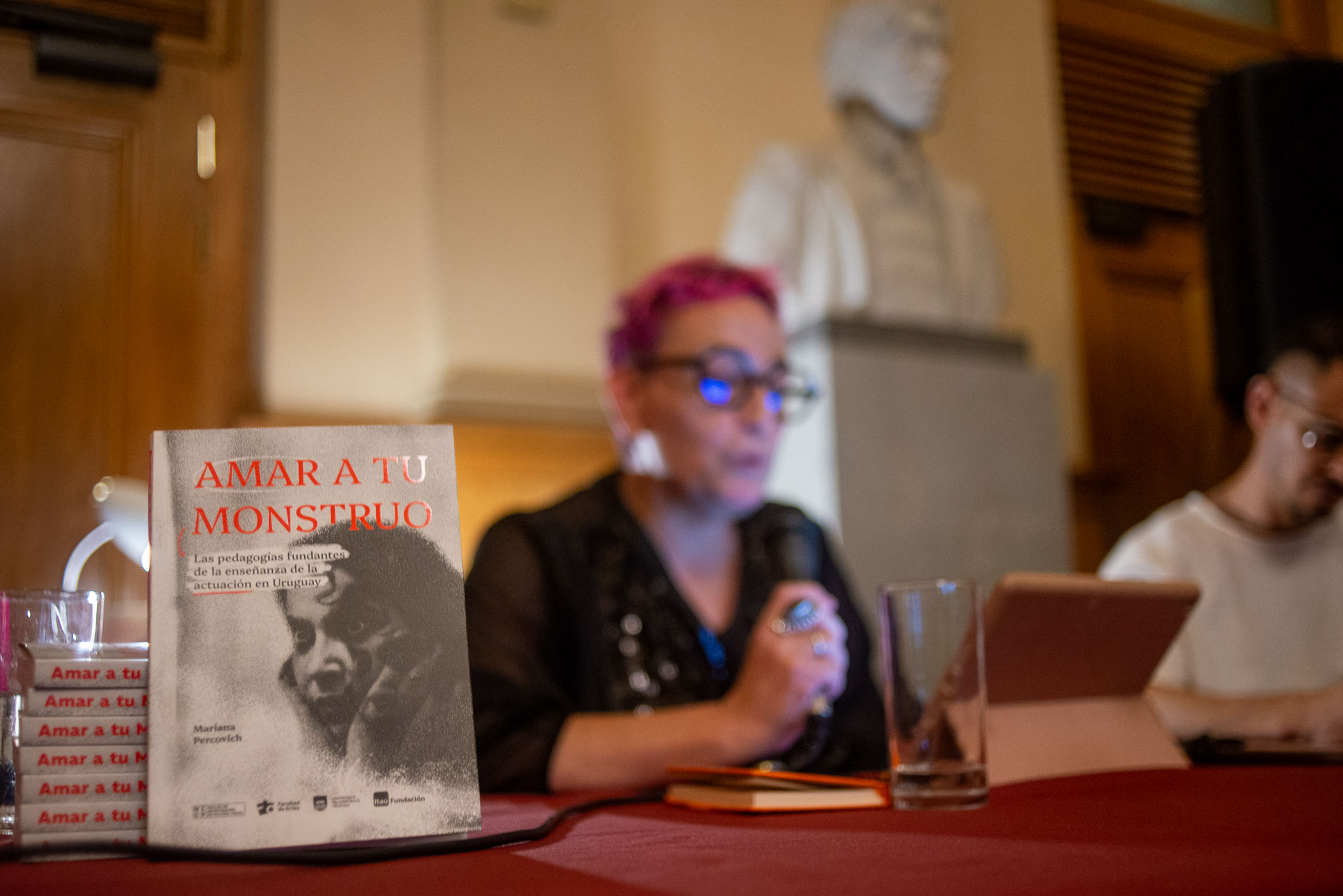 Se presentó “Amar a tu monstruo. Las pedagogías fundantes de la enseñanza de la actuación en Uruguay”, escrito por Mariana Percovich, con colaboración de Felipe Ipar y editado por Facultad de Artes