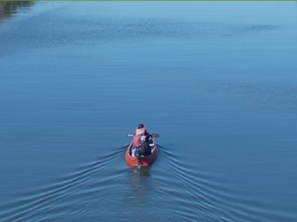 Imagen de embarcación en un río