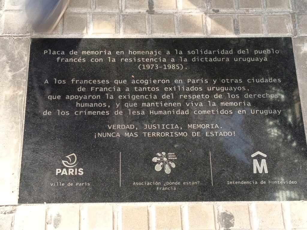 Fotografía de la placa colocada frente a la fachada del ahora edificio de la  Facultad de Artes. Su inscripción dice:

“Placa de memoria en homenaje a la solidaridad del pueblo francés con la resistencia a la dictadura uruguaya (1973-1985). A los franceses que acogieron en París y otras ciudades de Francia a tantos exiliados uruguayos, que apoyaron la exigencia del respeto de los derechos humanos, y que mantienen viva la memoria de los crímenes de lesa humanidad cometidos en Uruguay. Verdad, justicia, memoria. ¡Nunca más terrorismo de Estado!”