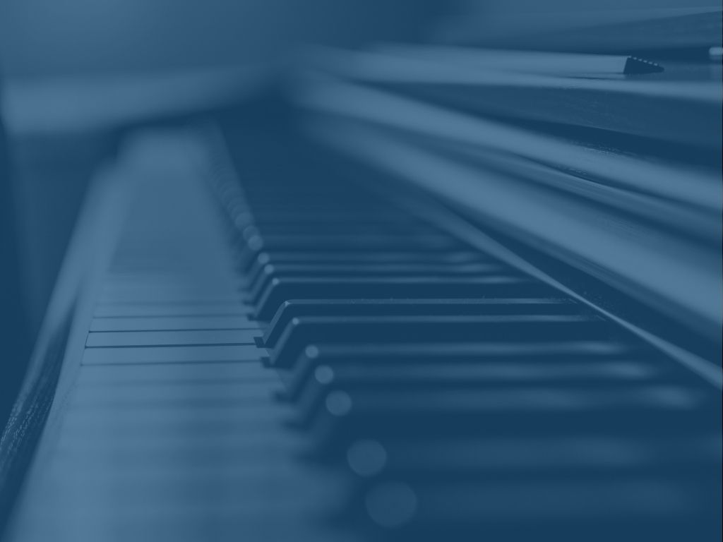Fotografía del teclado de un piano en duotono celeste y negro