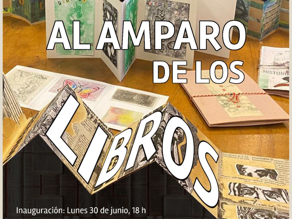 Afiche de la exposición "Al amparo de los libros", con libros de artista desplegados sobre una mesa. Fondo oscuro con libros abiertos.