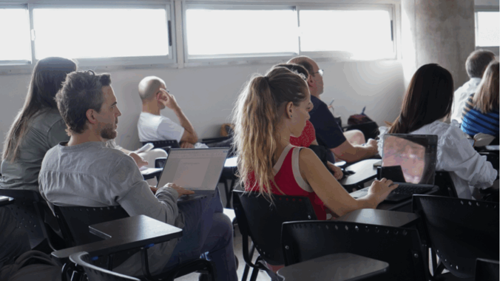 Fotografía de estudiantes en clase durante una actividad académica