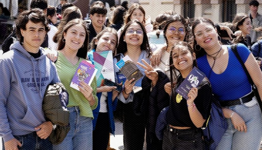 Fotografía de un grupo de estudiantes que visitaron la UPA 2024