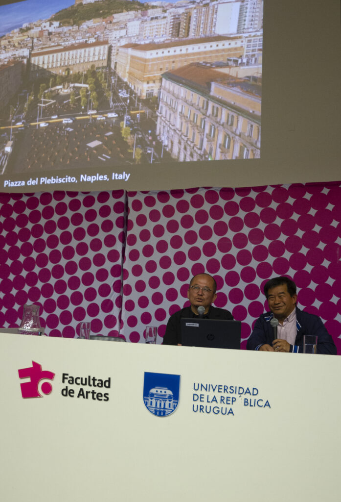 Artista Liu Ruowang y traductor Marco durante la conferencia. 