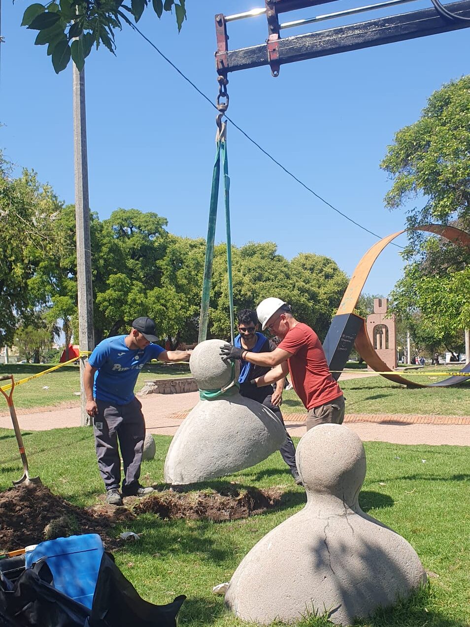 Fotografía del equipo trabajando en el emplazamiento de la obra