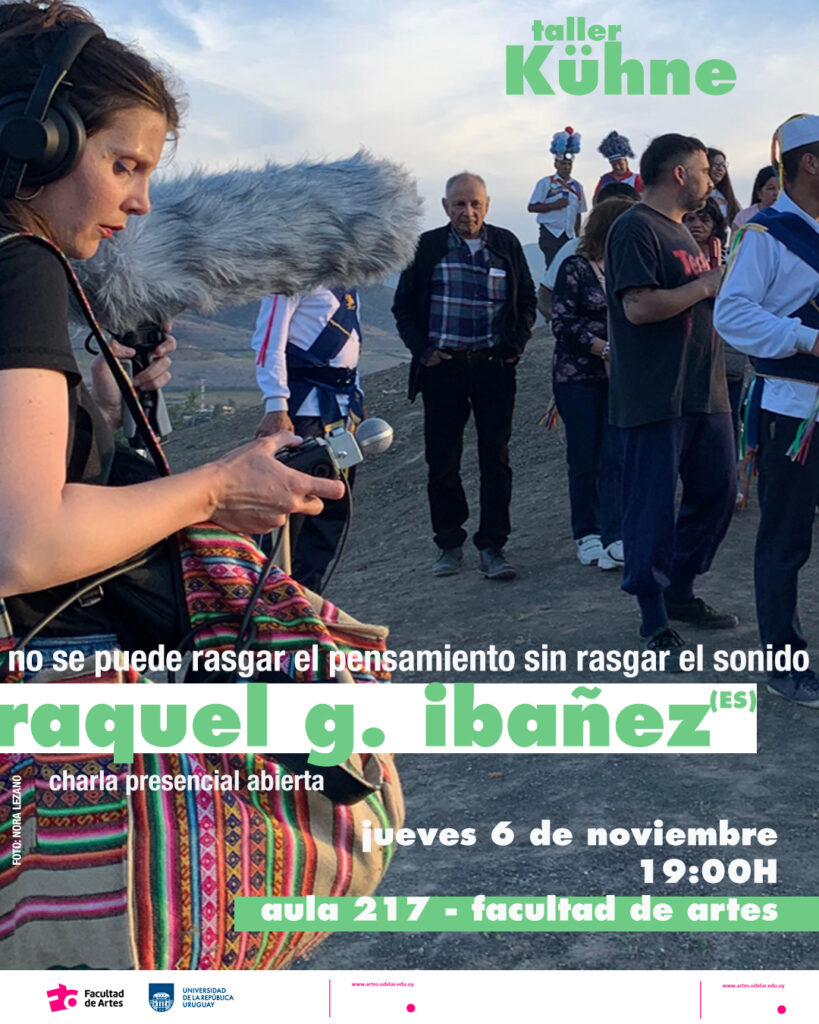 Fotografía de la artista Raquel G. Ibañez realizando una grabación de sonido en exteriores durante una actividad grupal. Afiche de difusión de la charla “No se puede rasgar el pensamiento sin rasgar el sonido”.