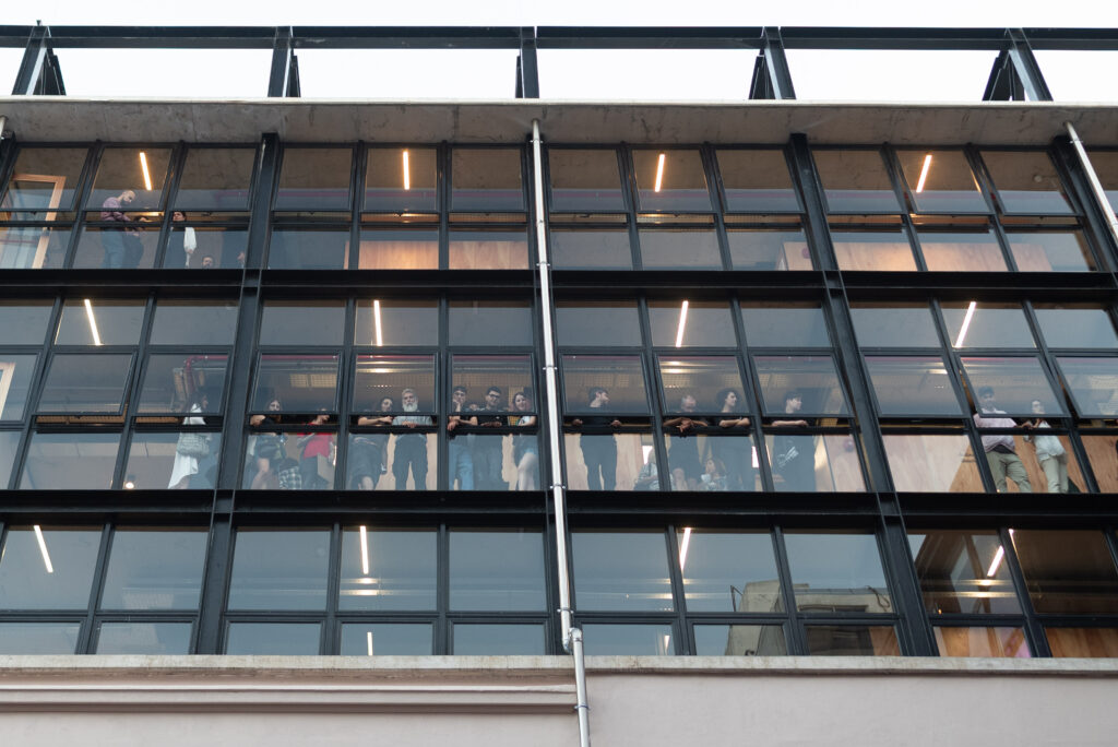 Se ven personas los ventanales del edificio