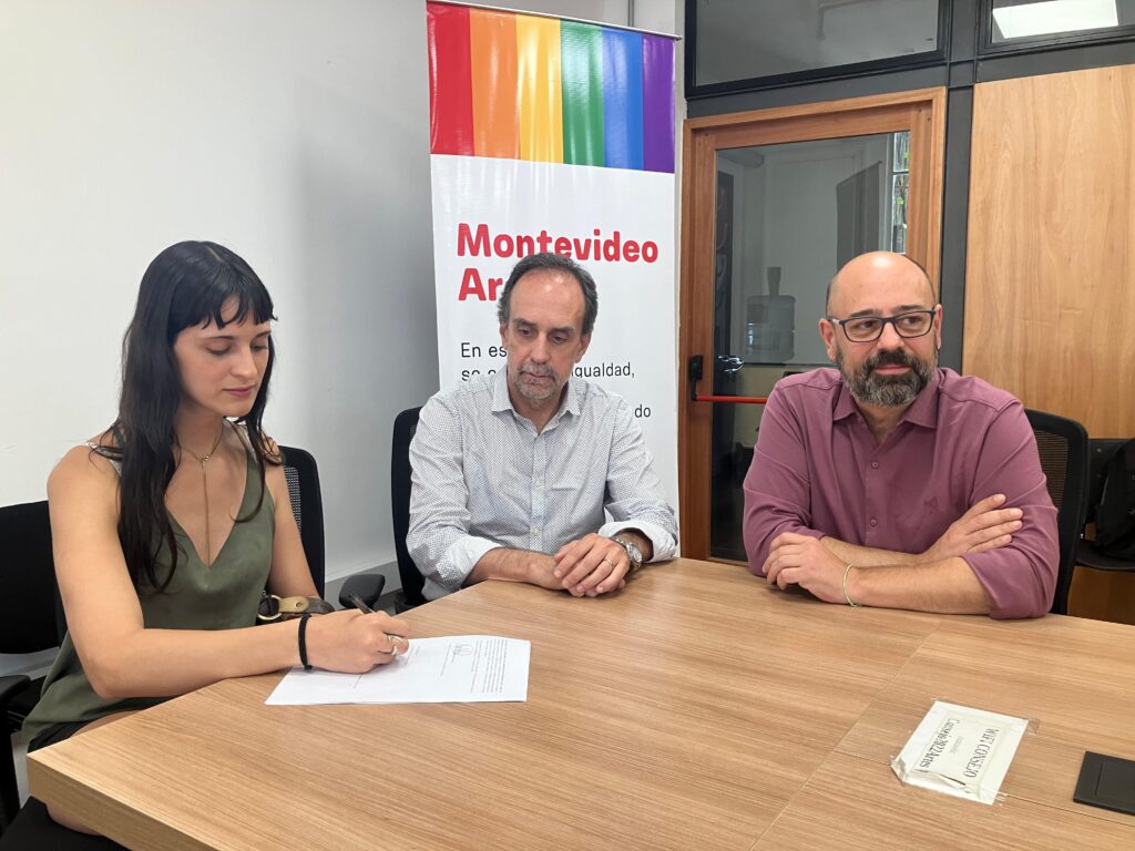 Firma Adhesión Red Arcoíris: Brava Caballero, Fernando Miranda y Andrés Scagliola durante la firma