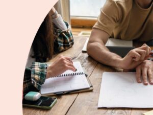 Estudiantes sentados en una mesa de estudio. Imagen utilizada para ilustrar información sobre las Becas de Bienestar 2026 para estudiantes de ingreso a la Universidad de la República.