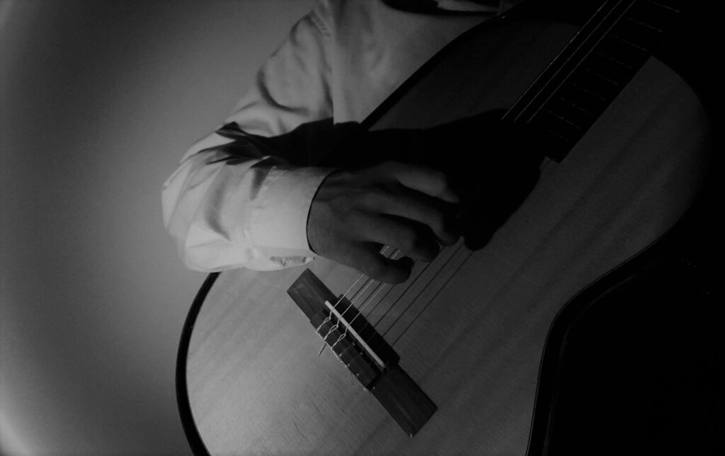 manos en guitarra española.