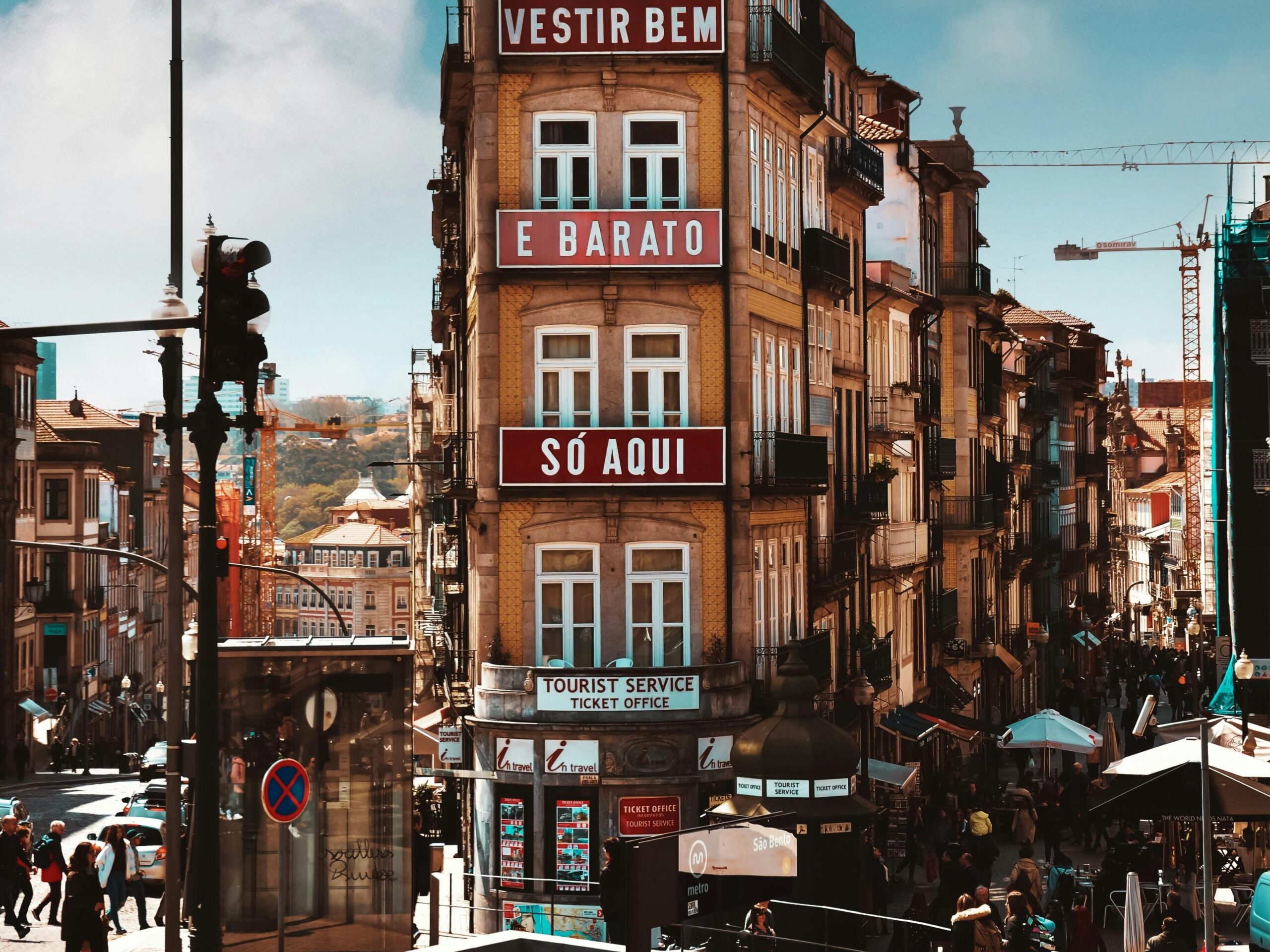 Vista de una calle de Oporto, Portugal, con edificios históricos y carteles en portugués, imagen utilizada para ilustrar el curso Cultura de Países Lusohablantes.