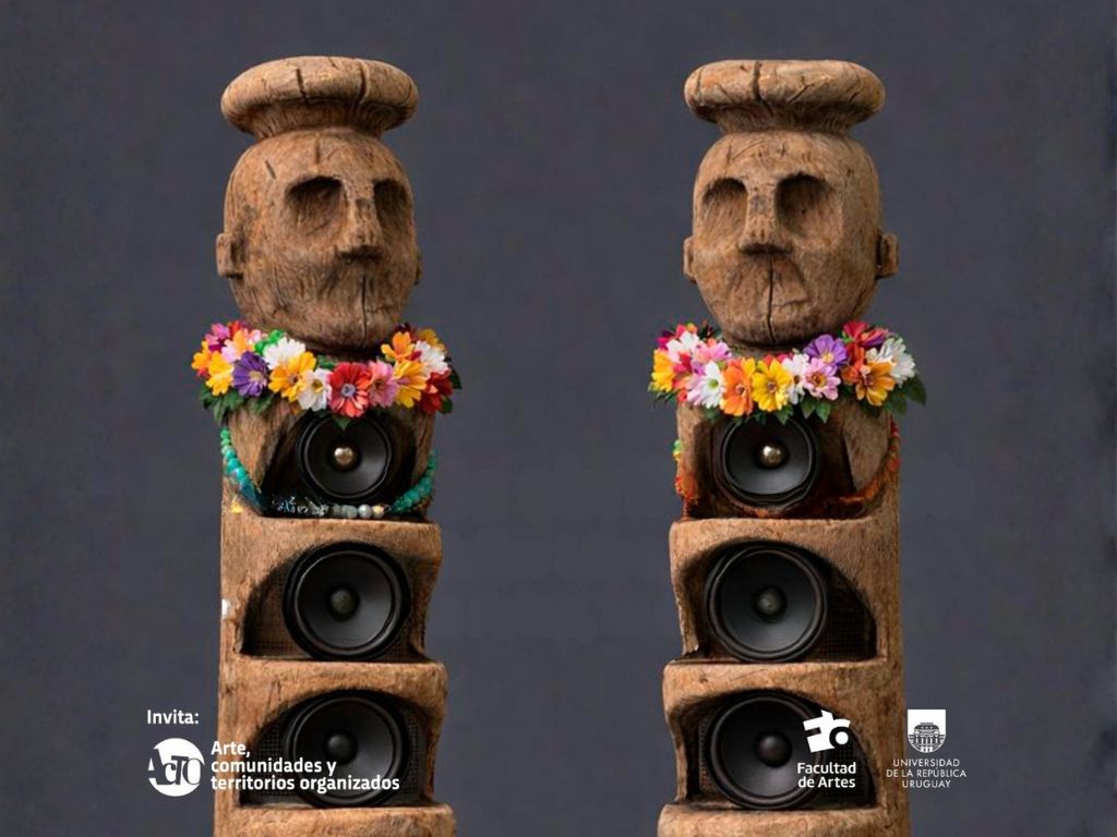 Esculturas en madera o símil de figuras humanas con parlantes integrados y adornos florales