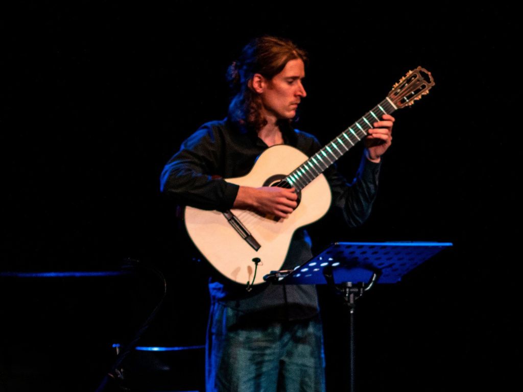 Julián Croatto con guitarra