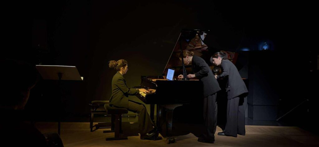 Fotografía de Pythia Trío en el piano