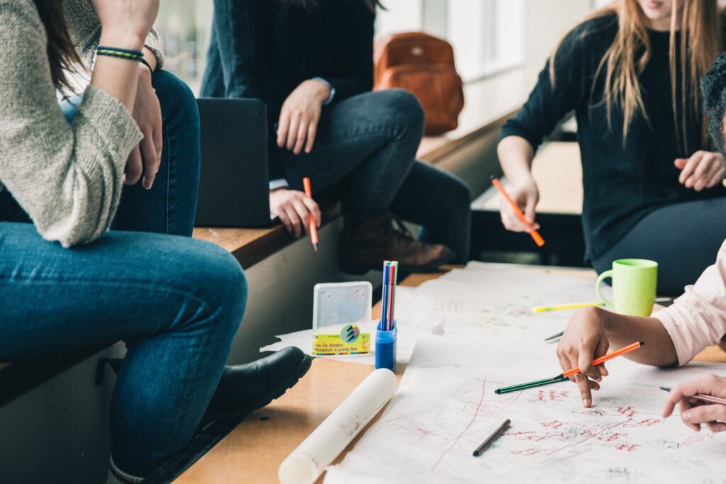 Imagen de personas que se encuentran trabajando juntas