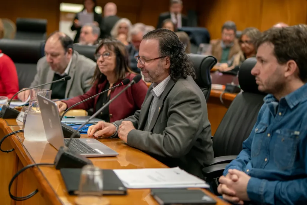 El rector Héctor Cancela en el Parlamento