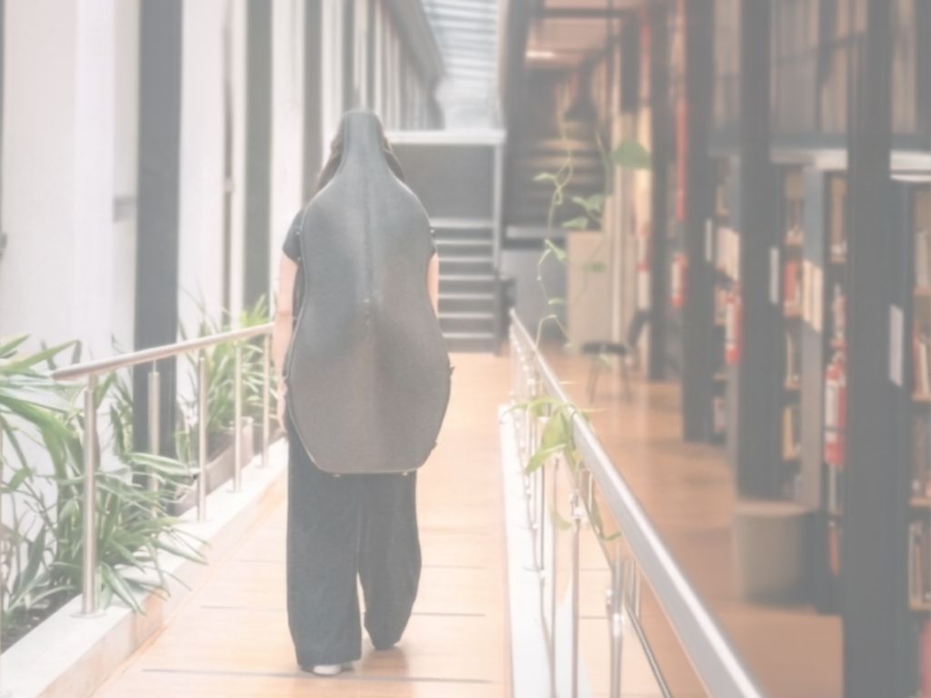 una estudiante con instrumento ingresa a la Biblioteca