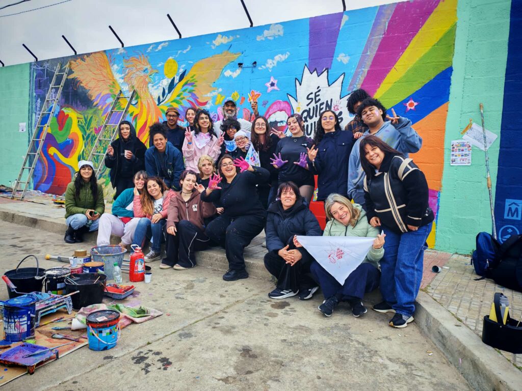 Creación colectiva del mural “Adolescencias, diversidad afectiva, sexual y de género y salud mental”